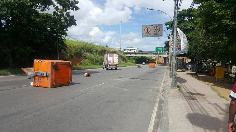 Objetos foram jogados na Linha Amarela. Manh� foi de mais confrontos na regi�o da Cidade de Deus