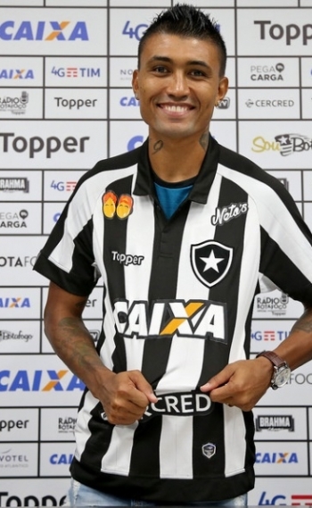 Kieza foi apresentado pelo Botafogo