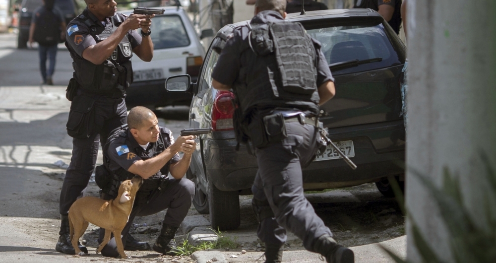 Military policemen take part in an operation at Cidade de Deus favela in Rio de Janeiro, Brazil, on February 01, 2018.  / AFP PHOTO / MAURO PIMENTEL