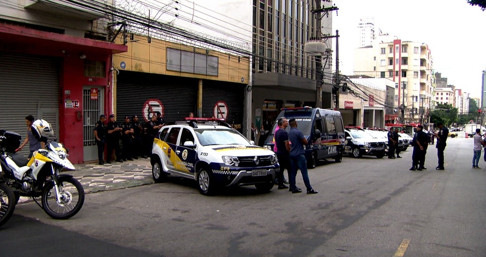 Guarda Municipal na rua do Hotel Santa Maria, que abrigava 28 dependentes e que foi o primeiro a ser fechado pelo programa