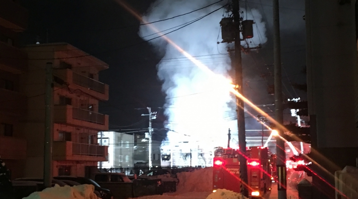 Incêndio no Japão mata 11 pessoas em residência para idosos. Somente cinco pessoas que estavam no prédio conseguiram sobreviver