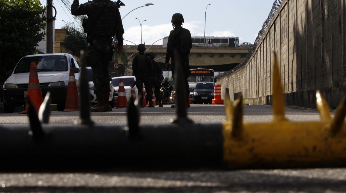 Blitz  do Exercito  em Acari Zona  Norte para tentar coibir o roubo de cargas  Severino Silva Agencia O Dia