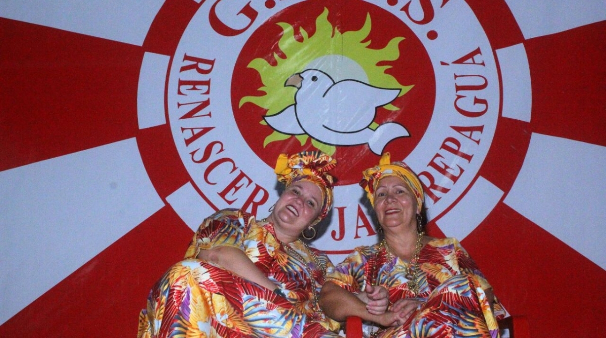 Fernanda Rodrigues Fernandes Netto, de 32 anos, desfila com a mãe, Sueli Rodrigues, 59, na ala das baianas da escola de samba Renascer de Jacarepaguá