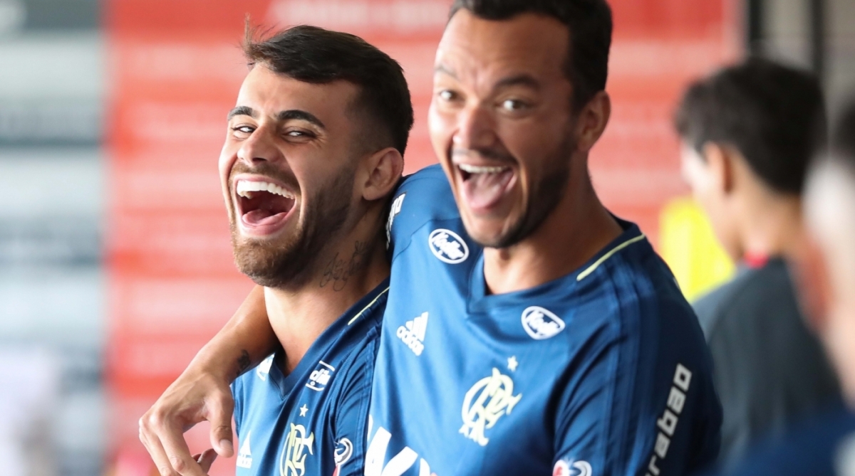 Vizeu e R&eacute;ver se divertem no treino do Flamengo, no Ninho do Urubu - Gilvan de Souza / Flamengo