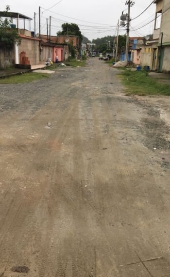 Os moradores do bairro Corumb�  sofrem com a falta de asfalto