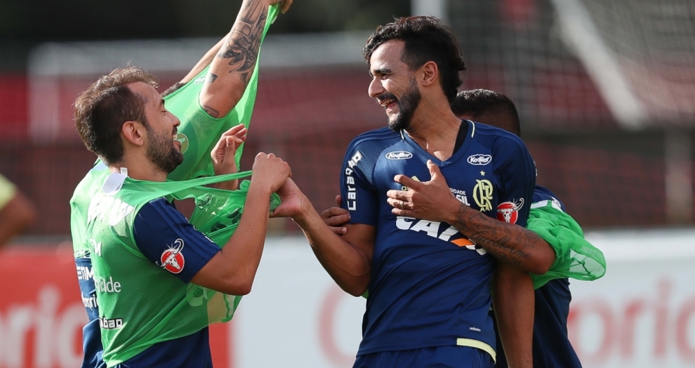 Everton Ribeiro, meia do Flamengo, brinca com o atacante Henrique Dourado, que recebe ainda abraço do atacante Everton