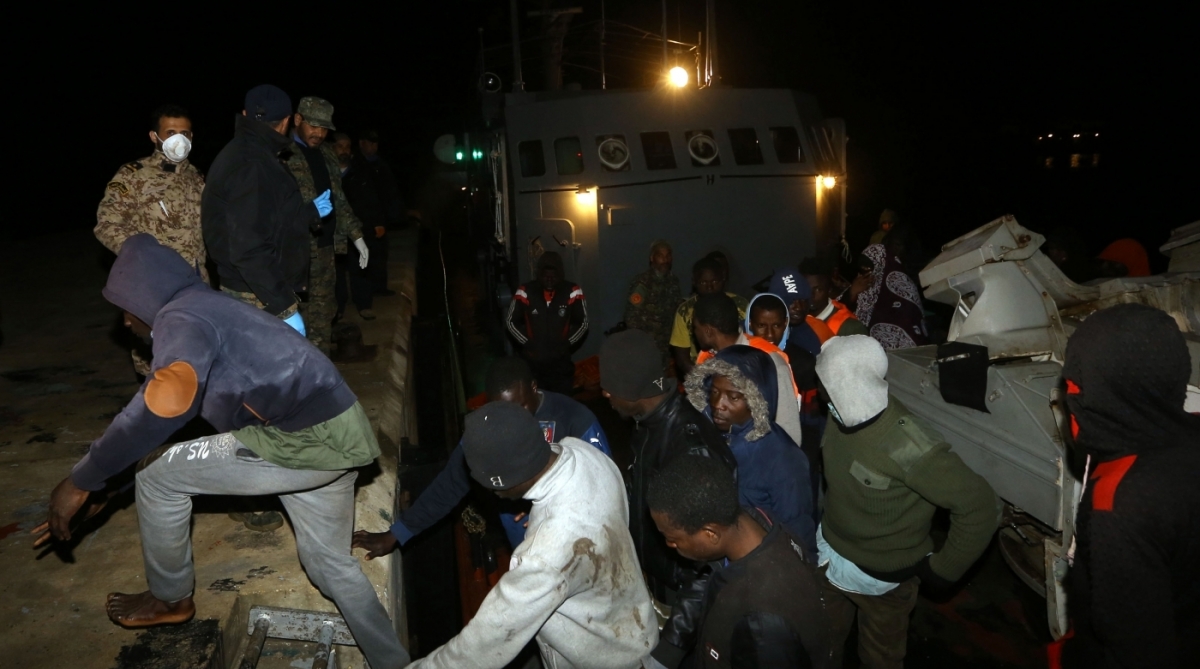 Imigrantes chegando na base naval em Tripoli, no dia 31 de janeiro de 2018, depois de serem resgatados da costa líbia  - AFP