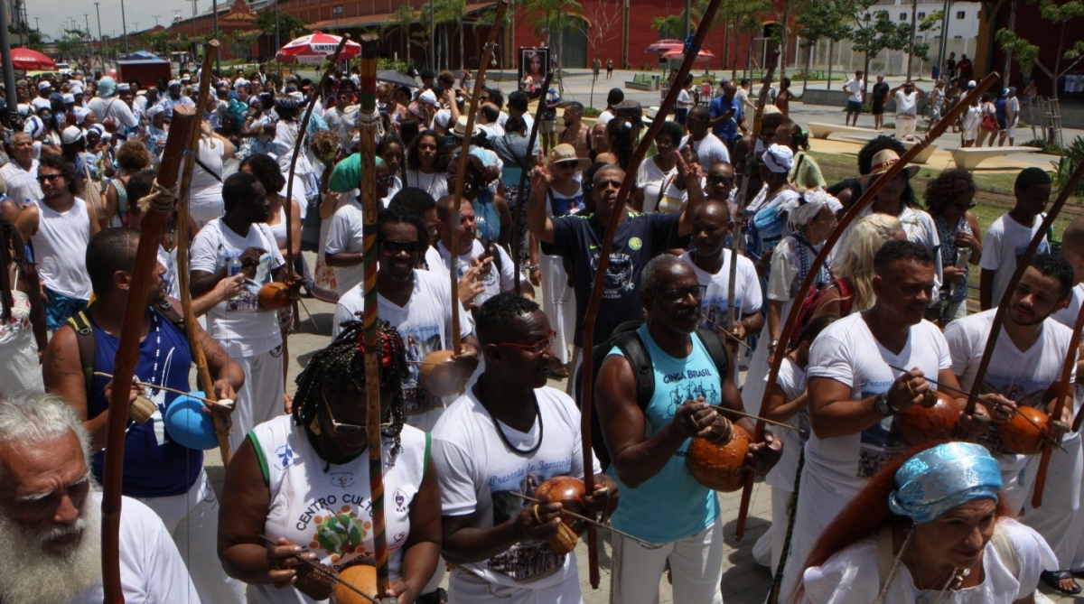 Dia de Iemanjá é comemorado no Cais do Valongo e com cortejo e entrega de balaios nas águas do mar na Praça Mauá.  