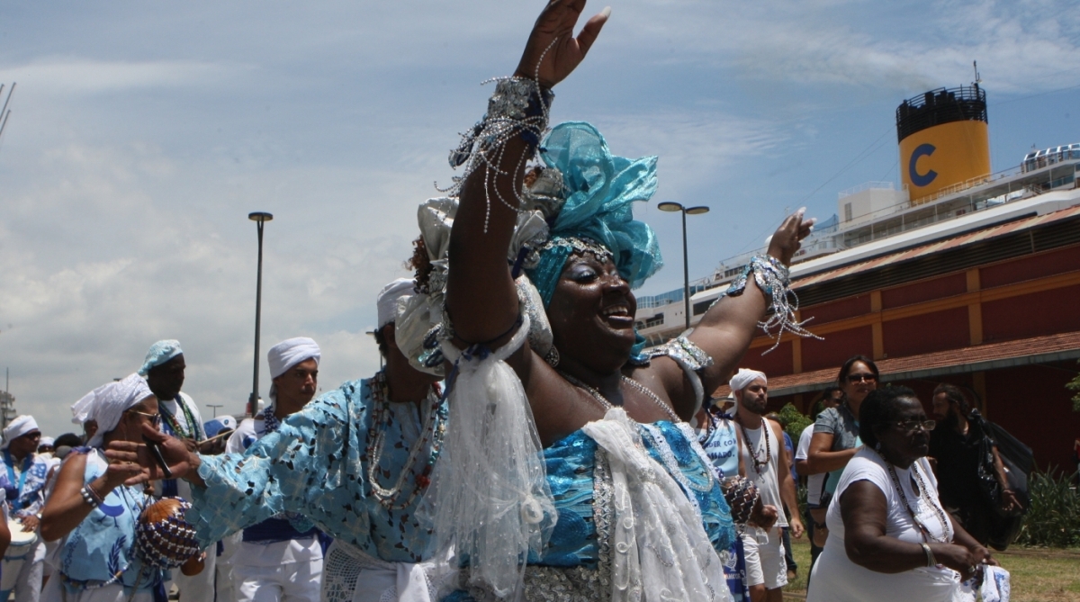 Dia de Iemanjá é comemorado no Cais do Valongo e com cortejo e entrega de balaios nas águas do mar na Praça Mauá.  