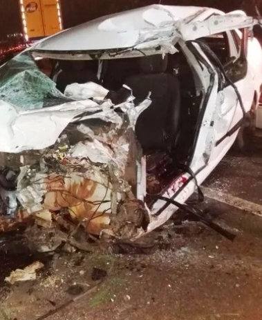 Carro colidiu com caminhão em rodovia de Santa Catarina