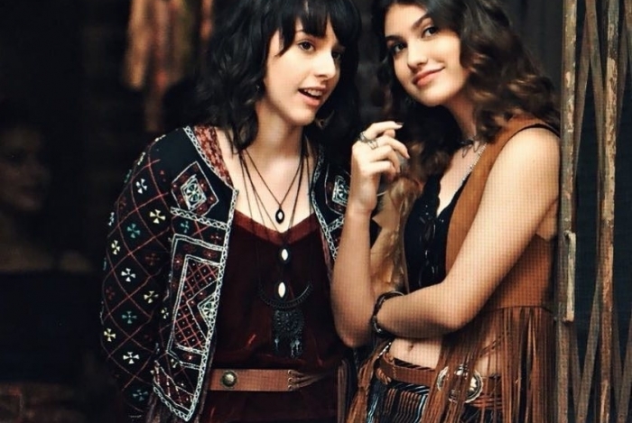Lica (Manoela Aliperti) e Samantha (Giovanna Grigio) nos bastidores de 'Malhação' - Reprodução