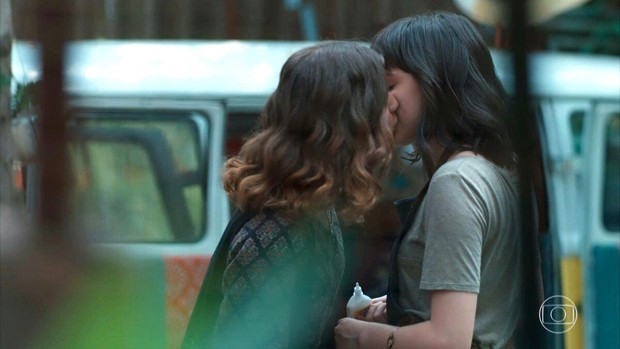 Samantha (Giovanna Grigio) e Lica (Manoela Aliperti) em cena de 'Malhação' - Reprodução