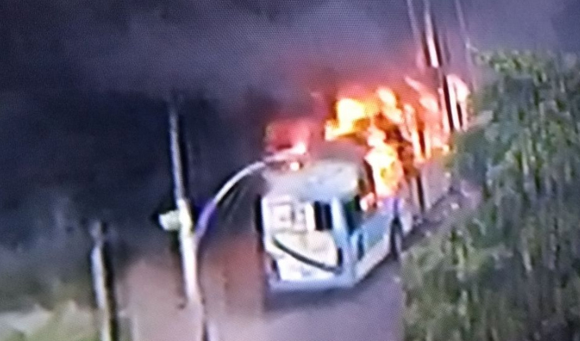 �nibus � incendiado na Pavuna