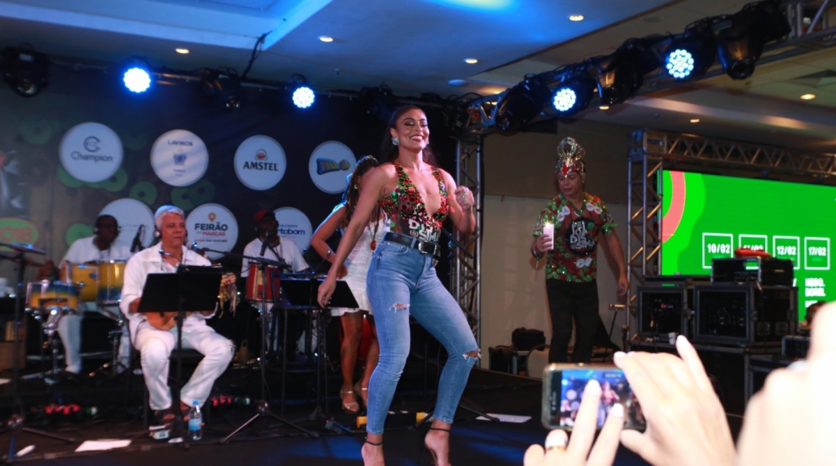 Juliana Paes se diverte na feijoada da Grande Rio