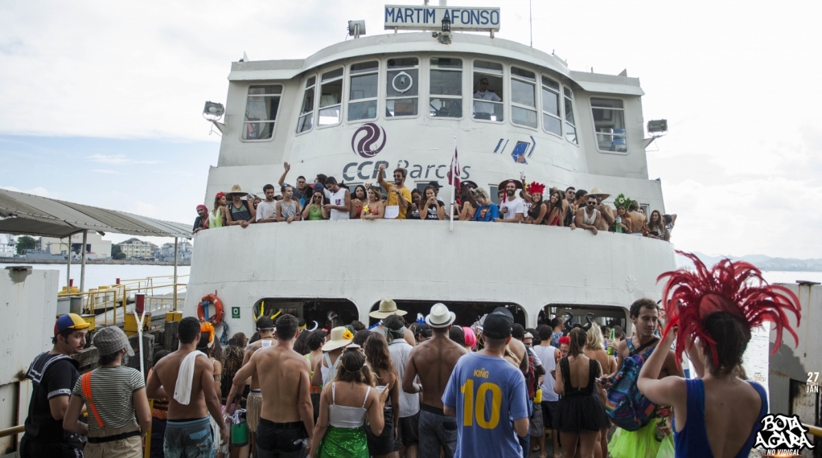 Foliões lotam as barcas ruma a Paquetá para o bloco Pérolas da Guanabara