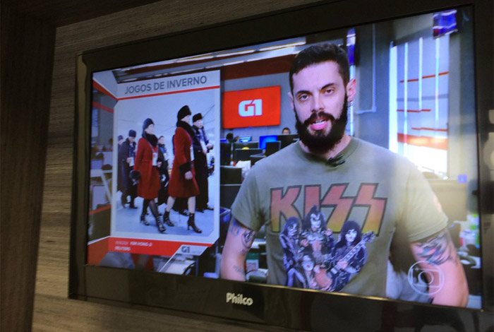 Banda Kiss posta foto de jornalista da Globo usando camiseta do grupo