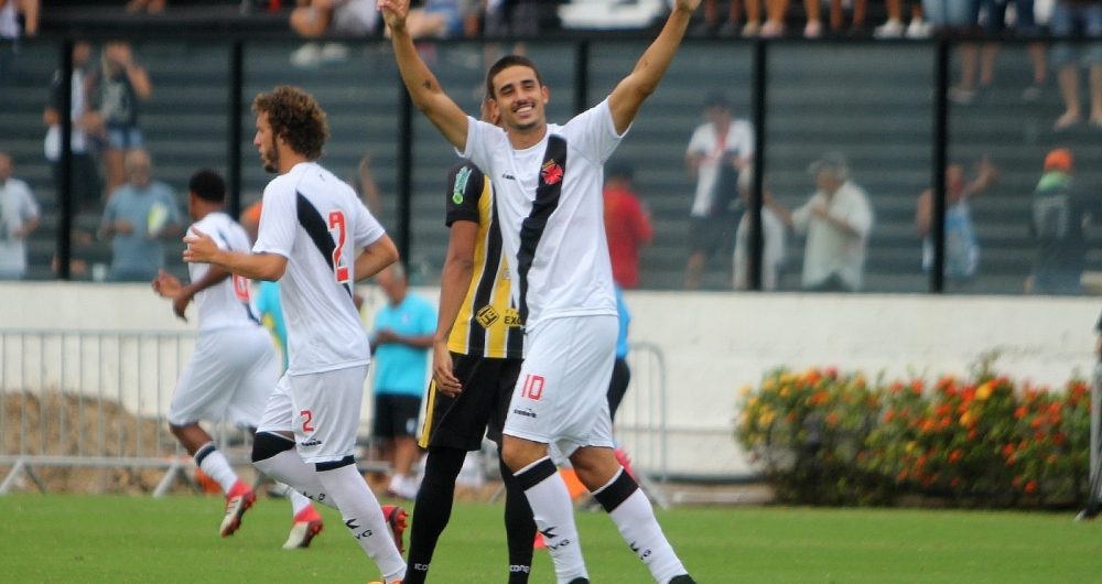 O meia Thiago Galhardo comemora o primeiro gol do Vasco, marcado por ele aos 18 segundos de jogo