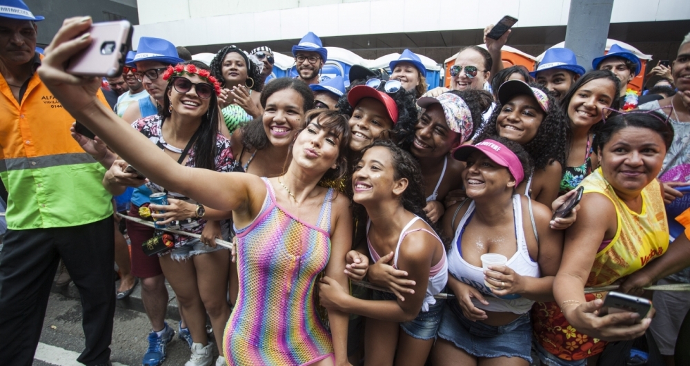 Fernanda Paes Leme na concentração do Bloco da Preta