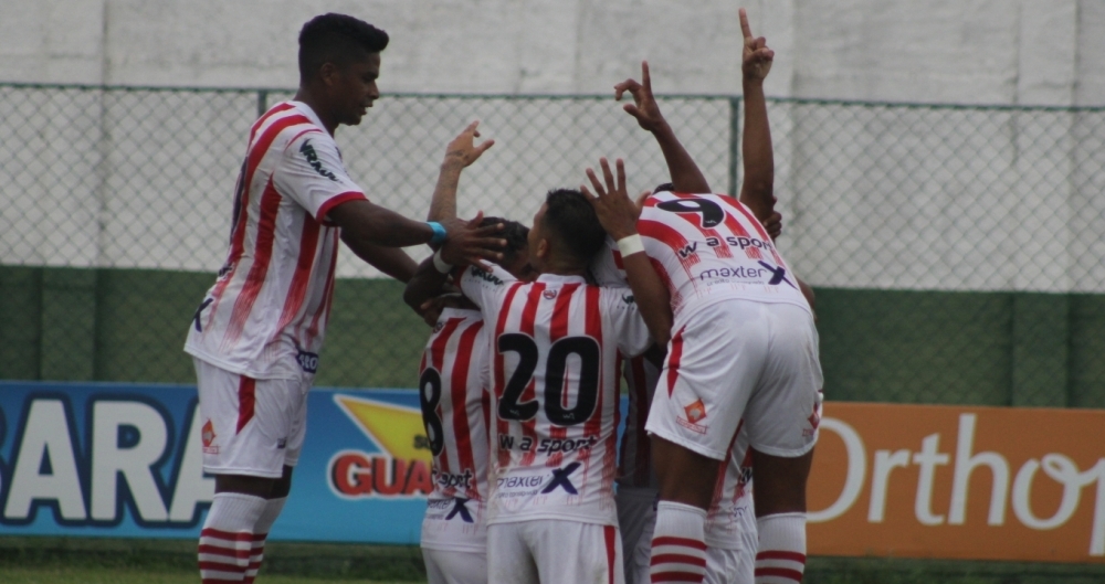 Jogadores do Bangu comemoram o primeiro gol na vitória sobre a Cabofriense: equipe controlou bem a partida