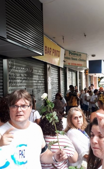 Manifestantes levaram rosas brancas e pintaram o ch�o da rua