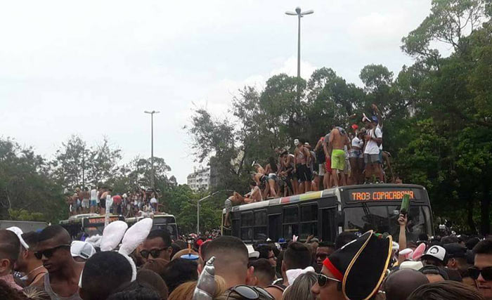 Foliões subiram em cima do teto de ônibus no Aterro do Flamengo