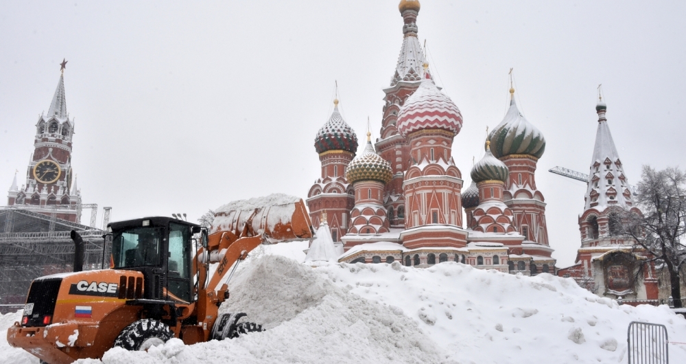 Moscou enfrenta a pior nevasca da hist�ria. Pelo menos uma pessoa morreu por uma queda de �rvore por conta do peso da neve. Nas ruas, os pedestres est�o com dificuldades para caminhar nas ruas tomadas por montes de neve com mais de um metro de altura. Aeroportos cancelaram voos e engarrafamentos tomam conta da cidade 