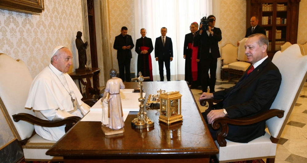 Papa presenteia presidente turco com medalh�o contra a guerra
