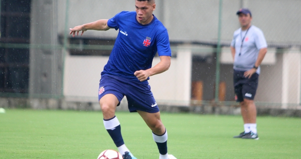 Paulinho, de 17 anos, quer se tornar o jogador mais novo a fazer gol pelo Vasco numa Libertadores