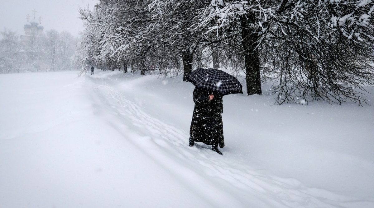 Moscou enfrenta a pior nevasca da história. Pelo menos uma pessoa morreu por uma queda de árvore por conta do peso da neve. Nas ruas, os pedestres estão com dificuldades para caminhar nas ruas tomadas por montes de neve com mais de um metro de altura. Aeroportos cancelaram voos e engarrafamentos tomam conta da cidade 