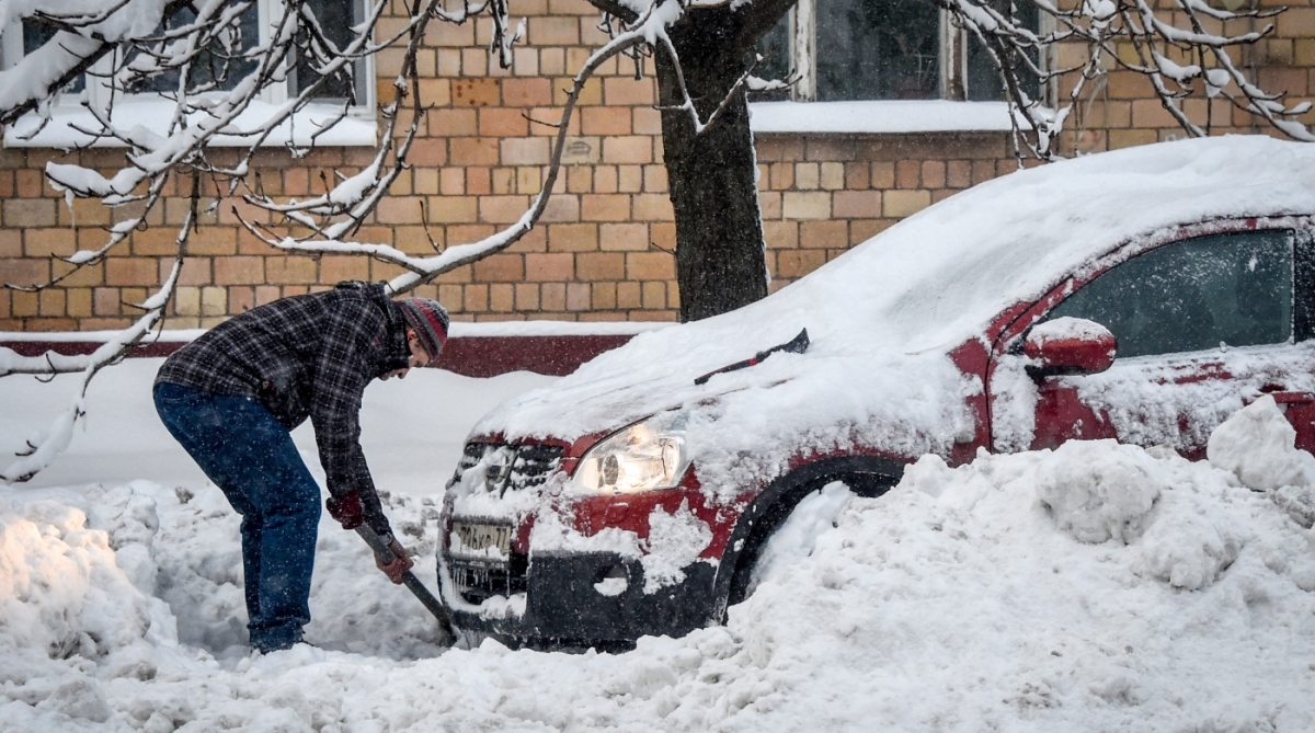 Moscou enfrenta a pior nevasca da história. Pelo menos uma pessoa morreu por uma queda de árvore por conta do peso da neve. Nas ruas, os pedestres estão com dificuldades para caminhar nas ruas tomadas por montes de neve com mais de um metro de altura. Aeroportos cancelaram voos e engarrafamentos tomam conta da cidade 
