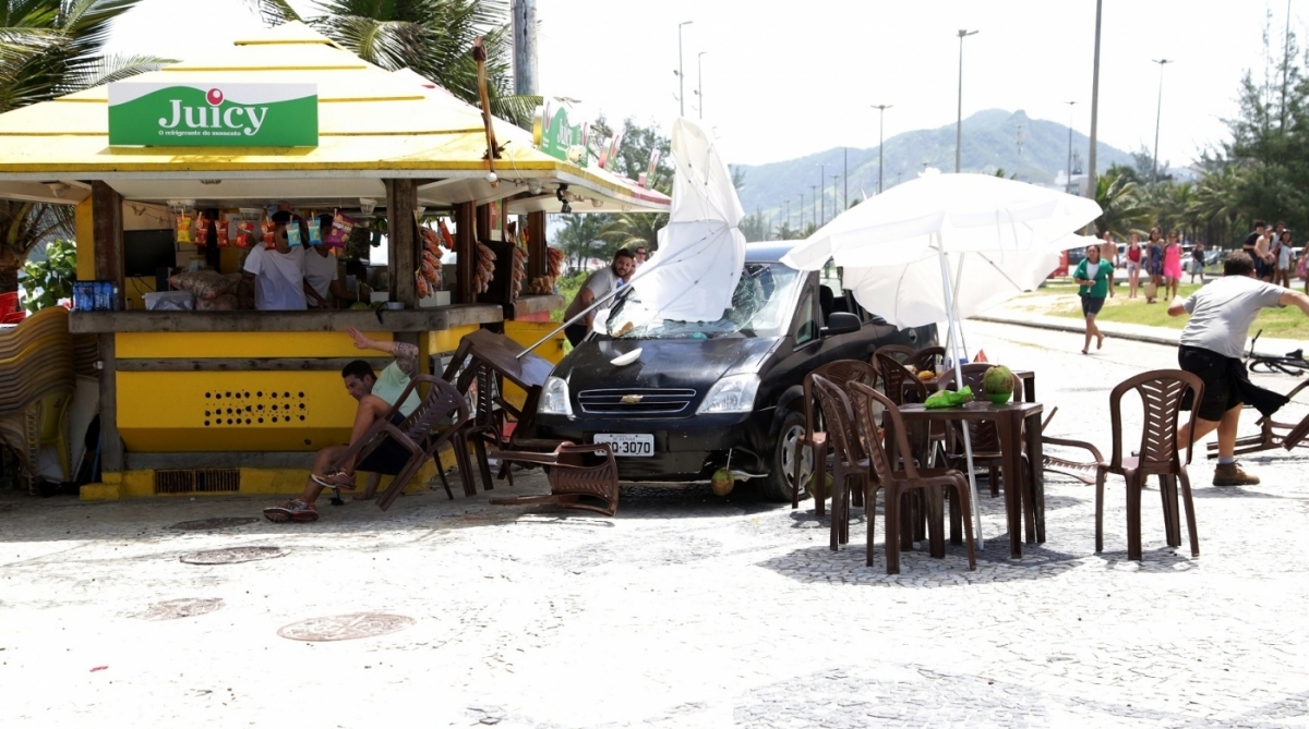 Raquel (Juliana Silveira) e Lorena (Isabella Koppel) em cena do Arrebatamento em 'Apocalipse'