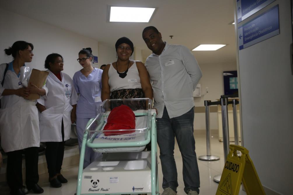 Teve alta na tarde de hoje (5) o beb&ecirc; Antonio, nascido em uma cesariana de emerg&ecirc;ncia, ap&oacute;s a m&atilde;e ser baleada na cabe&ccedil;a, no s&eacute;timo m&ecirc;s de gesta&ccedil;&atilde;o. Acompanhado da m&atilde;e, Michelle Ramos da Silva Nascimento, e do pai, Wallace da SIlva o pequeno Antonio deixa o Hospital de Cl&iacute;nicas M&aacute;rio Lioni, em Duque de Caxias. Foto: Daniel Castelo Branco / Ag&ecirc;ncia O Dia