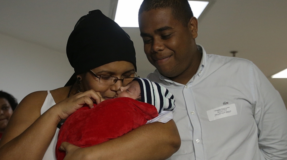 Teve alta na tarde de hoje (5) o beb&ecirc; Antonio, nascido em uma cesariana de emerg&ecirc;ncia, ap&oacute;s a m&atilde;e ser baleada na cabe&ccedil;a, no s&eacute;timo m&ecirc;s de gesta&ccedil;&atilde;o. Acompanhado da m&atilde;e, Michelle Ramos da Silva Nascimento, e do pai, Wallace da SIlva o pequeno Antonio deixa o Hospital de Cl&iacute;nicas M&aacute;rio Lioni, em Duque de Caxias. Foto: Daniel Castelo Branco / Ag&ecirc;ncia O Dia