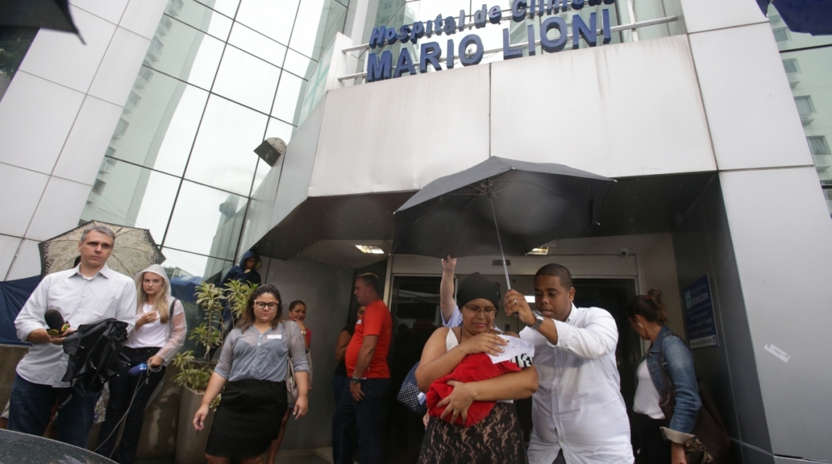 Teve alta na tarde de hoje (5) o beb&ecirc; Antonio, nascido em uma cesariana de emerg&ecirc;ncia, ap&oacute;s a m&atilde;e ser baleada na cabe&ccedil;a, no s&eacute;timo m&ecirc;s de gesta&ccedil;&atilde;o. Acompanhado da m&atilde;e, Michelle Ramos da Silva Nascimento, e do pai, Wallace da SIlva o pequeno Antonio deixa o Hospital de Cl&iacute;nicas M&aacute;rio Lioni, em Duque de Caxias. Foto: Daniel Castelo Branco / Ag&ecirc;ncia O Dia