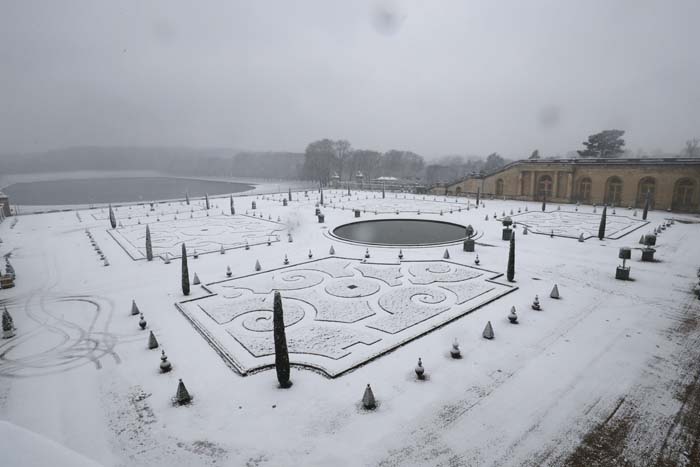 Palácio de Versailles, em Paris, coberto pela neve