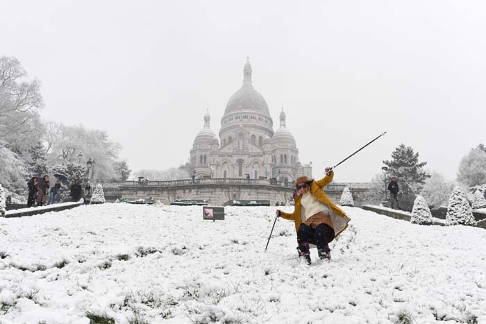 Neve cobre a Bas�lia do Sagrado Cora��o, em Montmartre, em Paris