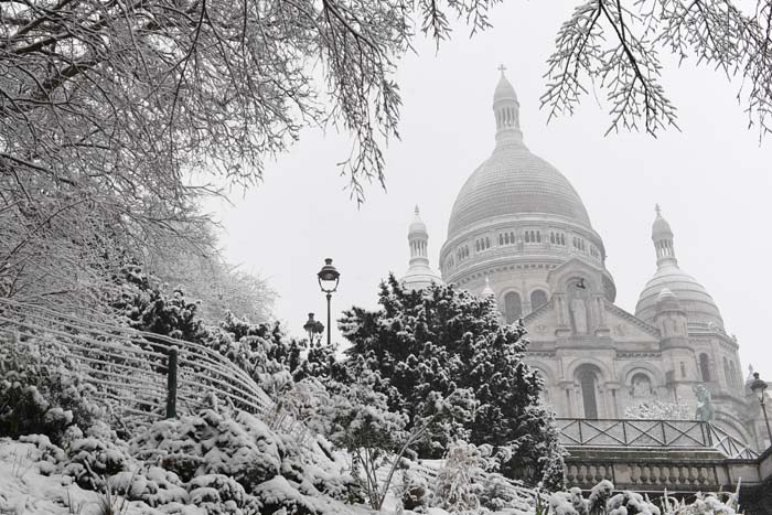 Neve cobre a c�pula da Bas�lica do Sagrado Cora��o, em Montmartre, Paris