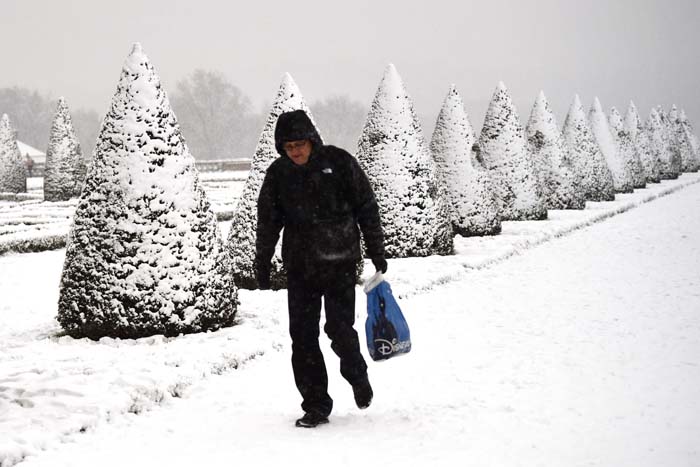 Jardins do Pal�cio de Versailles, em Paris, cobertos pela neve