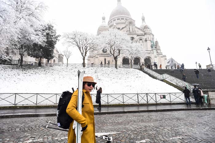 Neve cobre a Bas�lia do Sagrado Cora��o, em Montmartre, em Paris