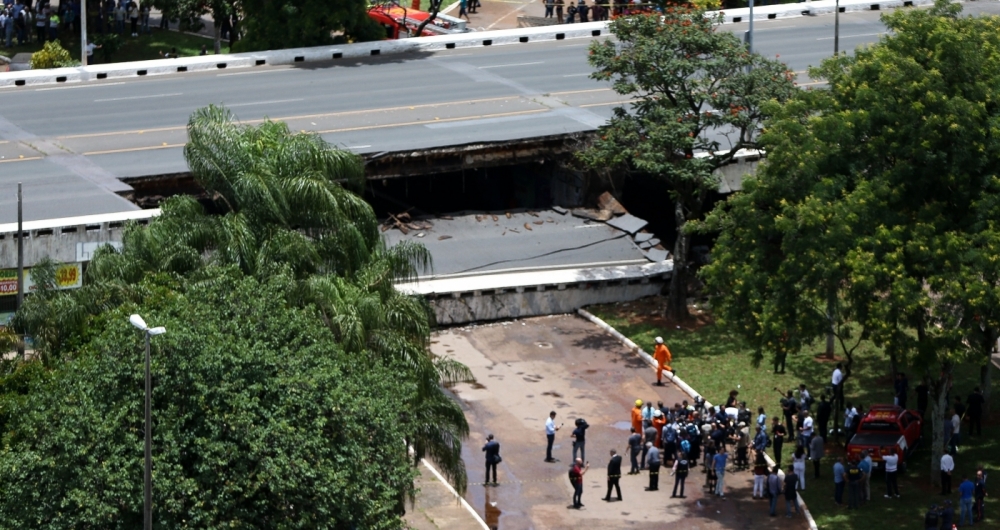 Duas pistas do viaduto desabaram por volta do meio-dia no Eix�o Sul