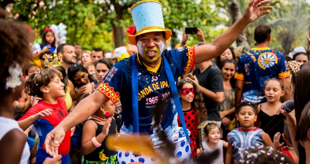 Carnaval: Banda de Ipanema (acima), Carmelitas (E) e Cord�o da Bola Preta (D) desfilam neste fim de semana, nas ruas do Rio
