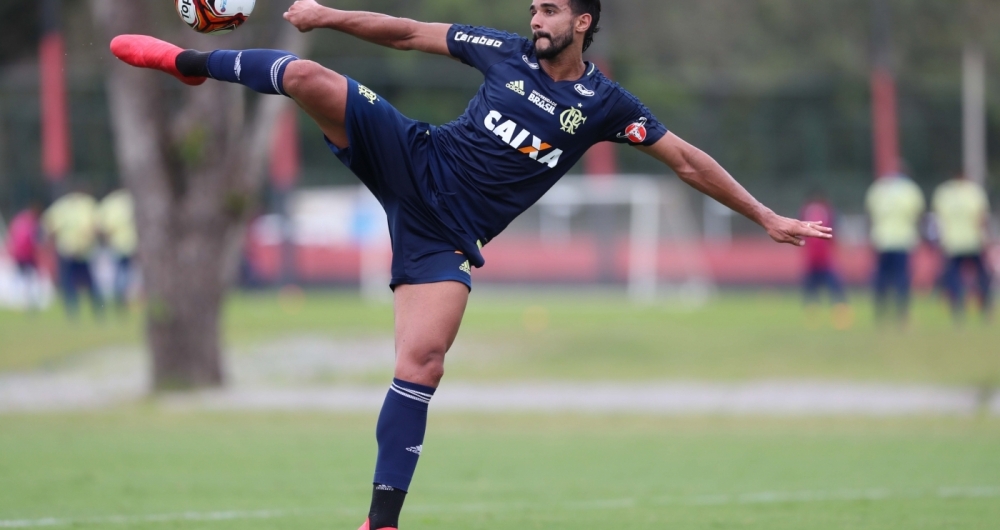 Em forma: Henrique Dourado emenda um belo sem-pulo, durante o treino do Flamengo, no 
Ninho do Urubu
