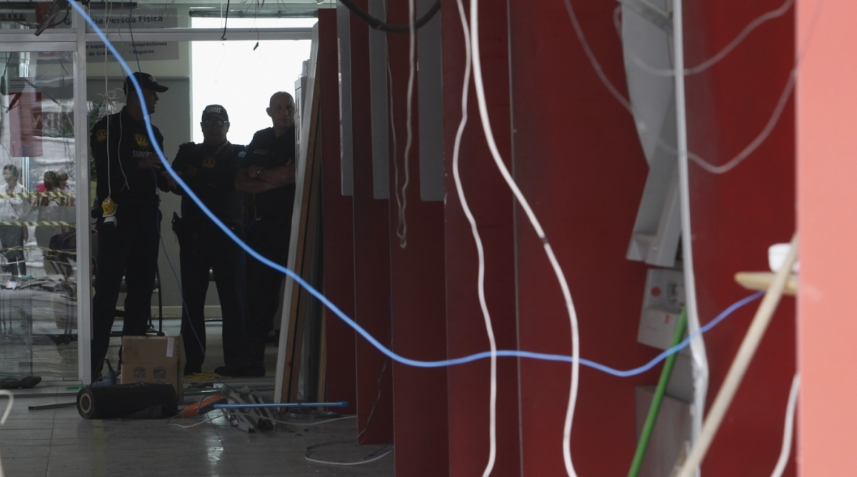 Bandidos explodiram uma agencia do Banco  Santander em Nilopolis Baixada  Fluminanse  Severino Silva Agencia O Dia