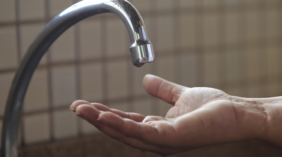 2018-02-06 - D/E Daniele de Souza Ferreira (blusa branca), assistente administrativa do condom&iacute;nio Prime , em Nova Igua&ccedil;u, protesta na porta do pr&eacute;dio com os moradores , que sofrem com  falta d' &aacute;gua e precisam comprar caminh&otilde;es pipa constantemente.   Foto de Ma&iacute;ra Coelho / Ag&ecirc;ncia O Dia. - Ma&iacute;ra Coelho / Ag&ecirc;ncia O Dia