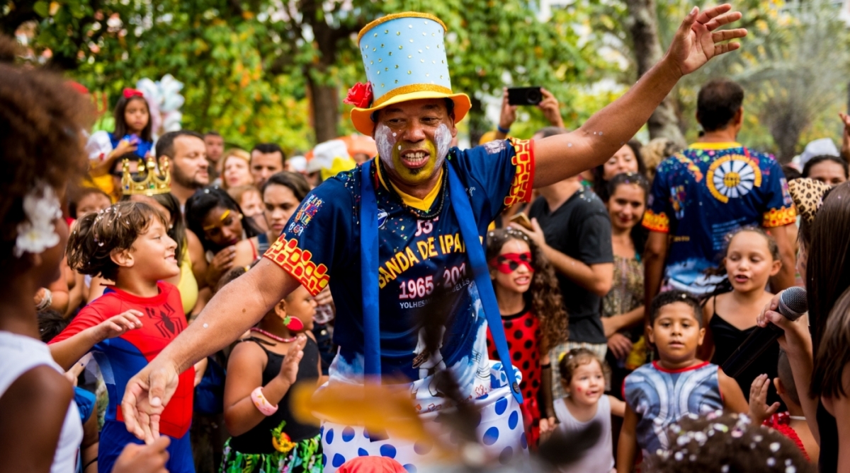 Carnaval: Banda de Ipanema (acima), Carmelitas (E) e Cordão da Bola Preta (D) desfilam neste fim de semana, nas ruas do Rio - Divulgação