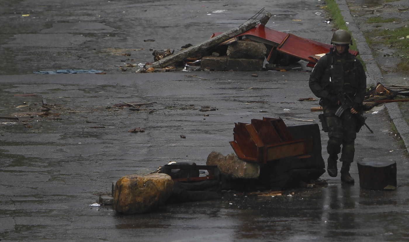Militares na Cidade de Deus durante opera&ccedil;&atilde;o que fechou a Linha Amarela - Severino Silva