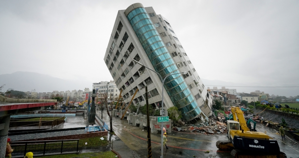 Sete pessoas morreram e mais de 250 ficaram feridas na cidade taiwanesa de Hualien, ap�s um terremoto de magnitude 6,4, que provocou o desabamento de um hotel e danos em outros edif�cios, ter�a-feira. Ontem, equipes de resgate procuravam pessoas presas nos escombros