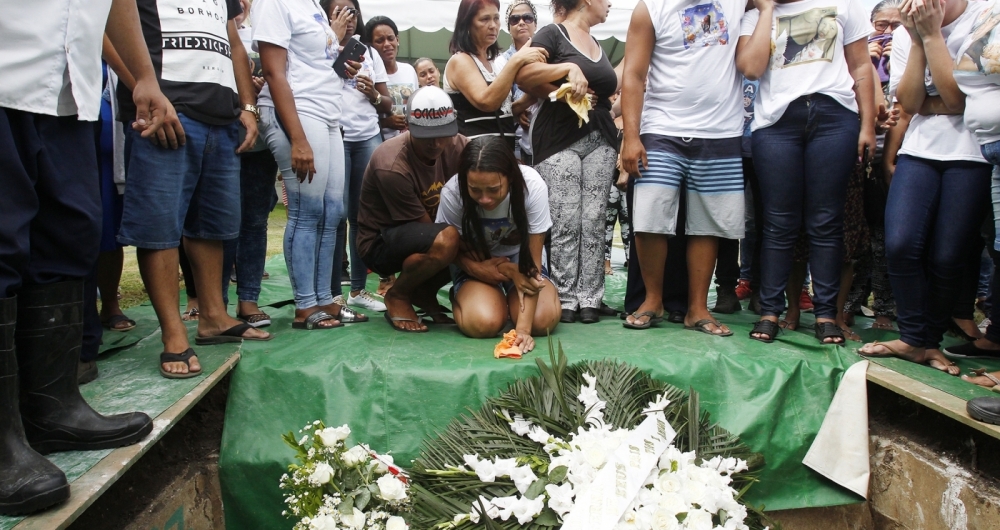 Criança morta em Anchieta é enterrada 