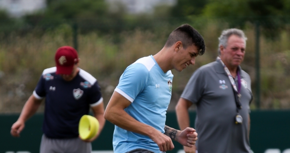 Observado por Abel, Ibañez domina a bola: técnico tem tempo de sobra para fazer ajustes no time
