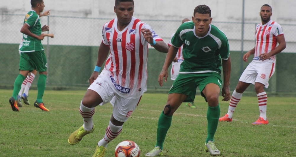 O experiente Almir, de 35 anos, comanda o meio-campo do Bangu na semifinal de hoje � tarde, contra o Boavista, no Est�dio Nilton Santos